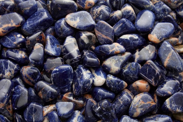 kameny-mineraly-kameny-sodalit-oranzovy-namibie
